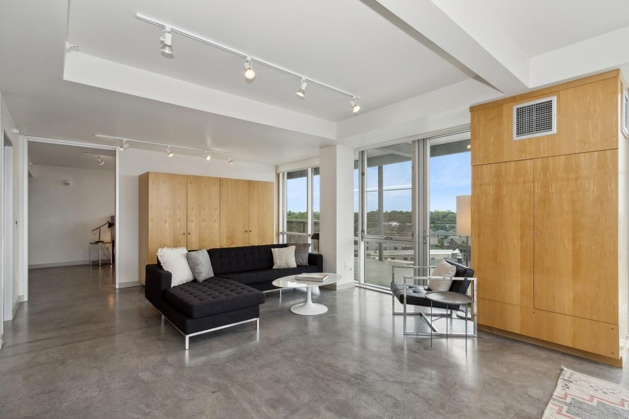 221 E College St Unit: No. 809