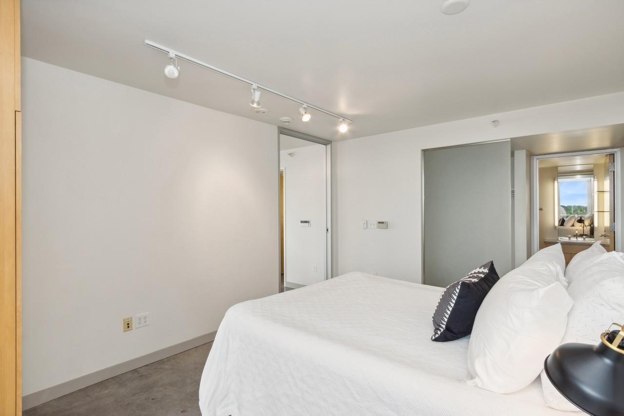 221 E College St Unit: No. 809