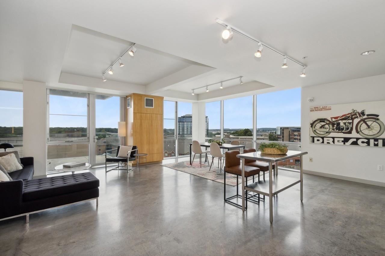 221 E College St Unit: No. 809