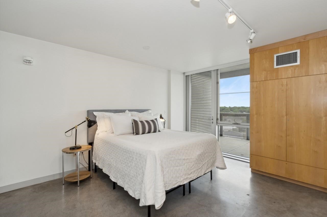 221 E College St Unit: No. 809