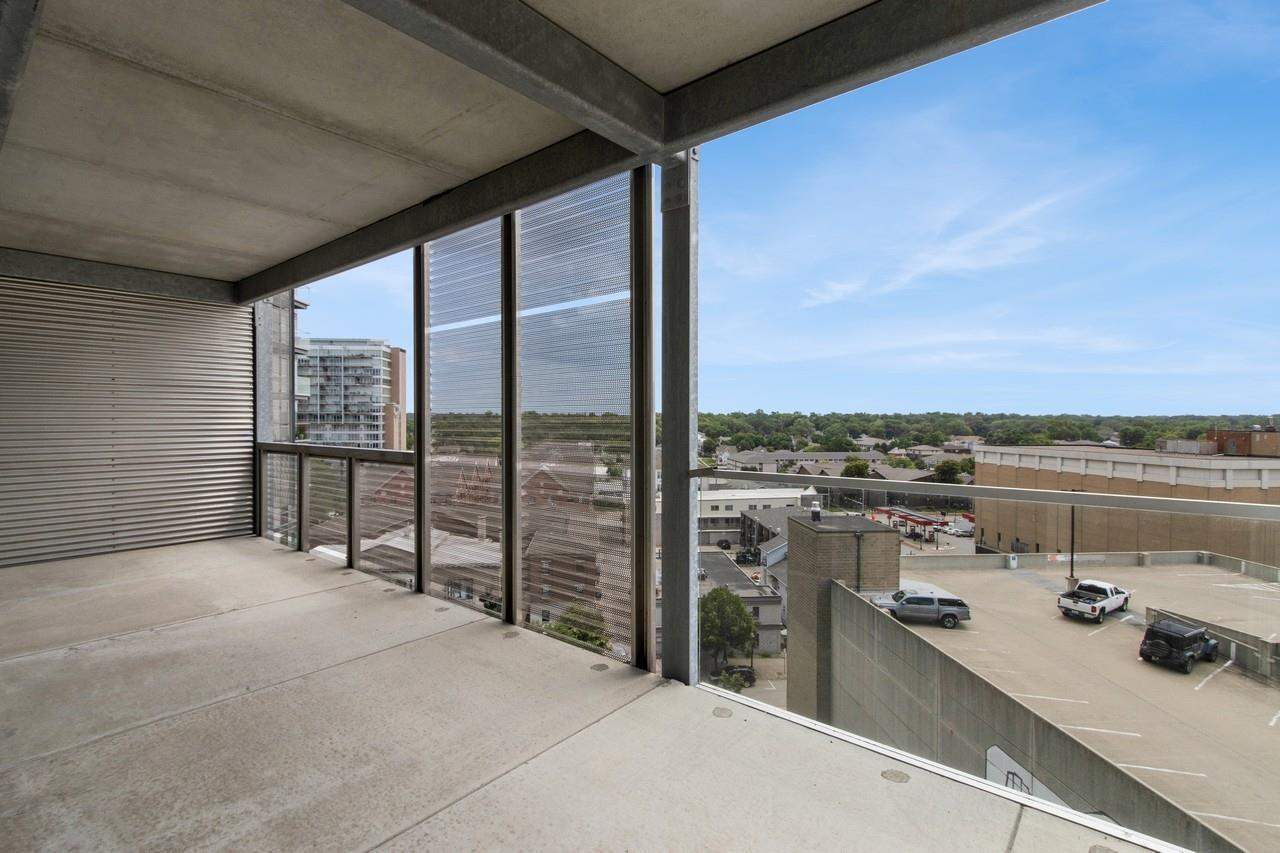 221 E College St Unit: No. 809