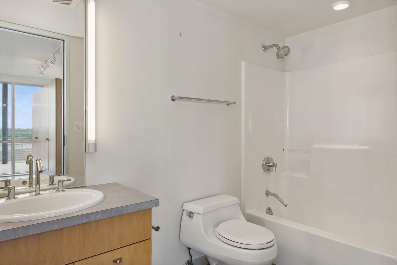 221 E College St Unit: No. 809