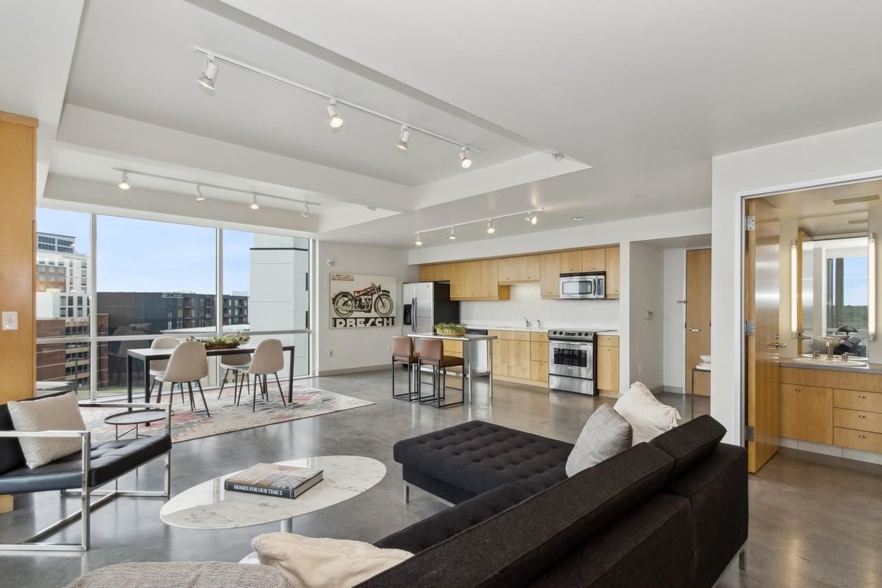 221 E College St Unit: No. 809