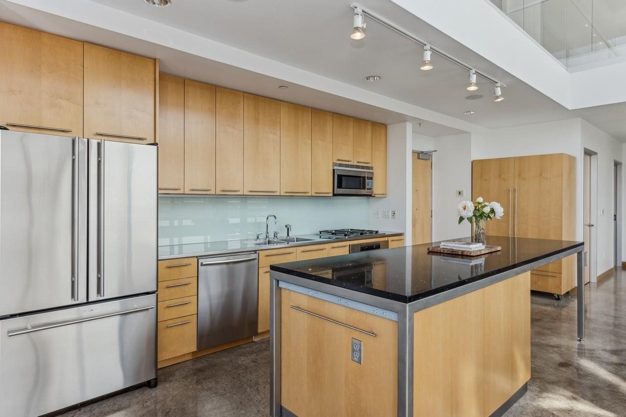 221 E College St Unit: No. 1208