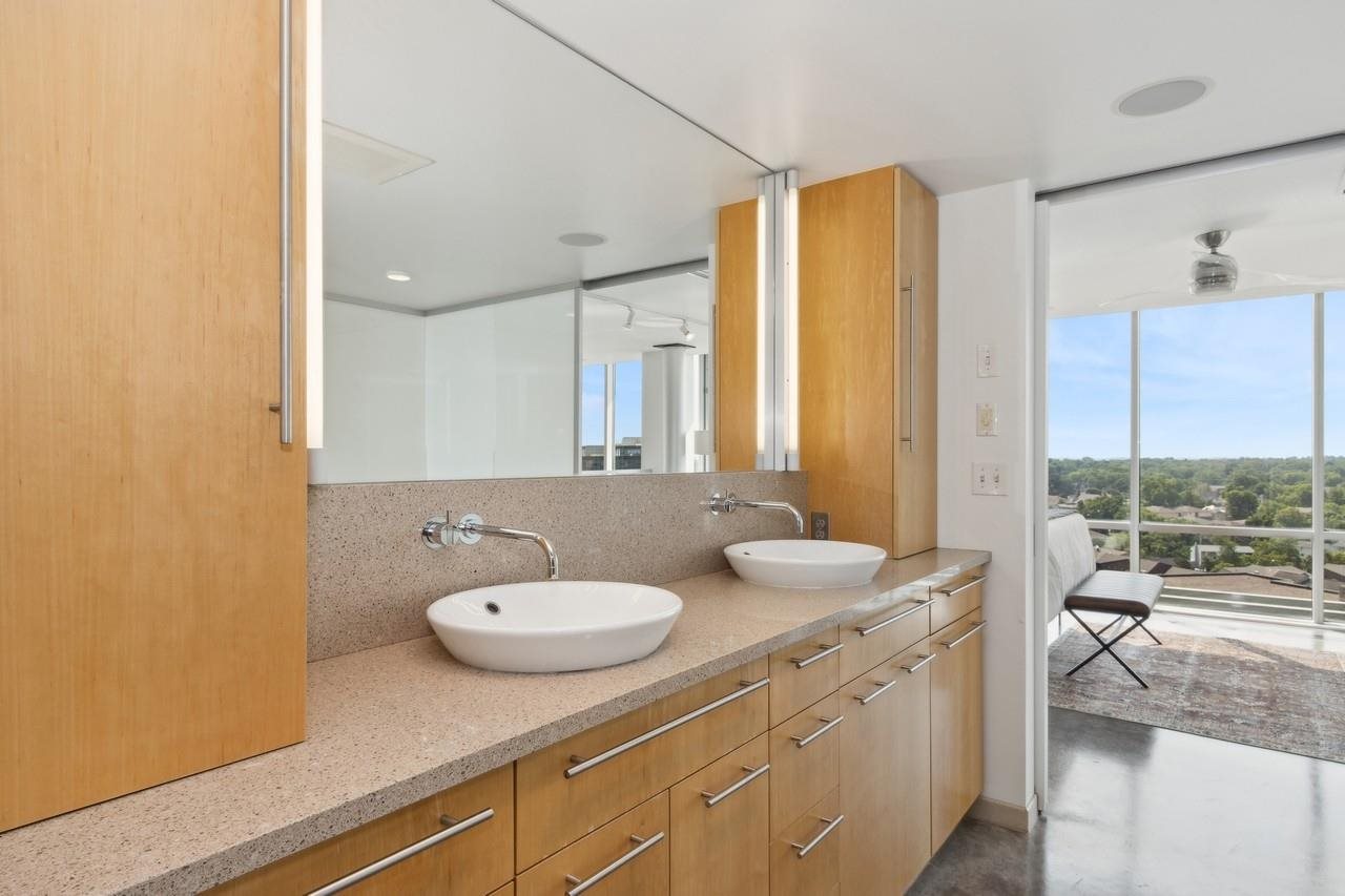 221 E College St Unit: No. 1208