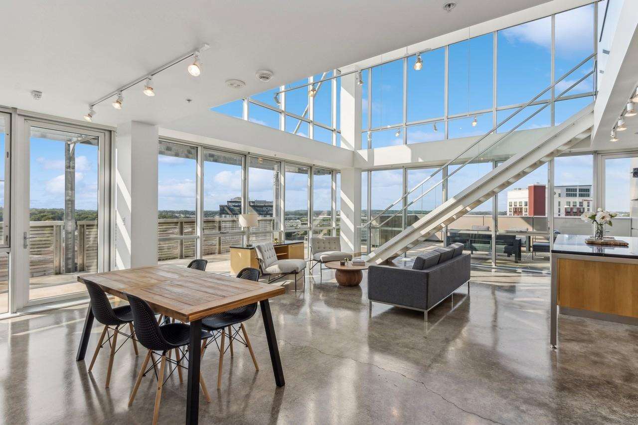 221 E College St Unit: No. 1208