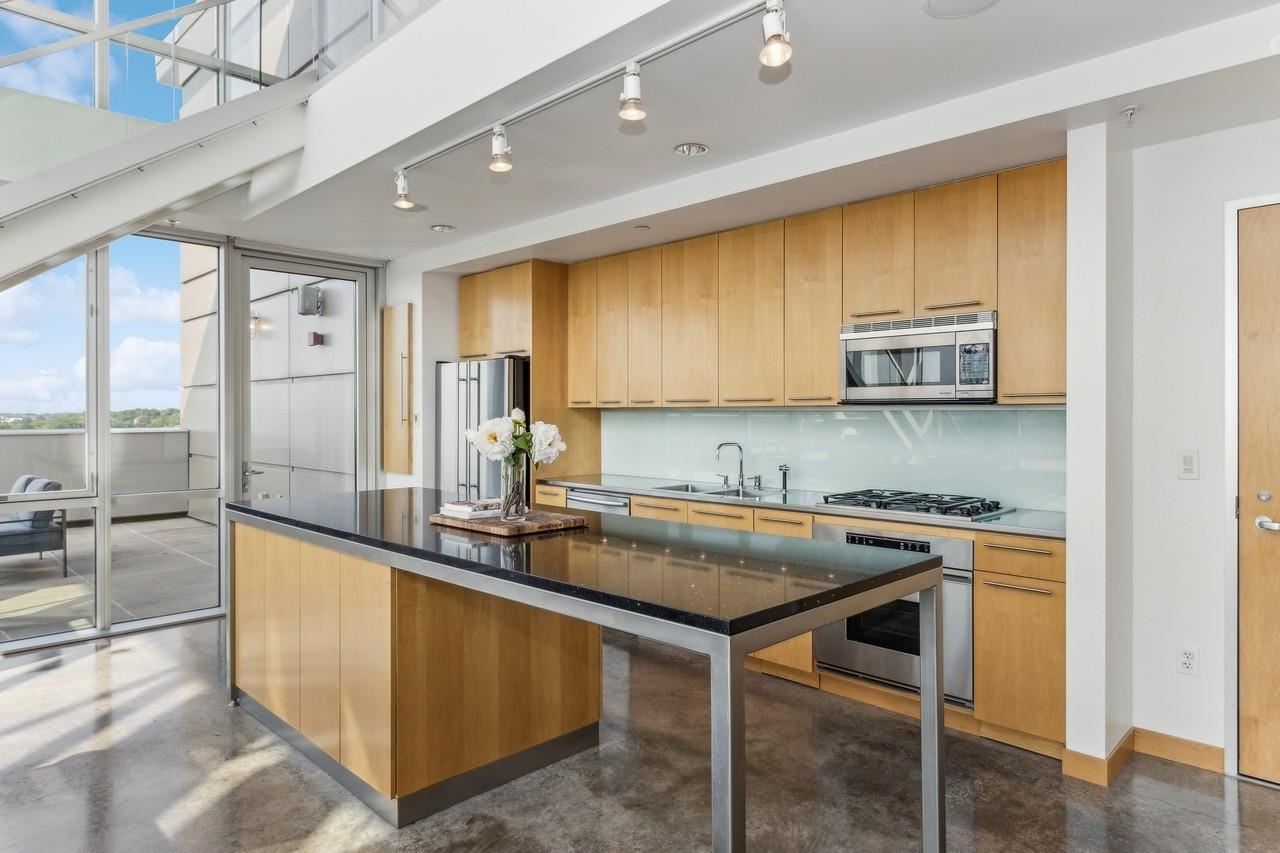 221 E College St Unit: No. 1208