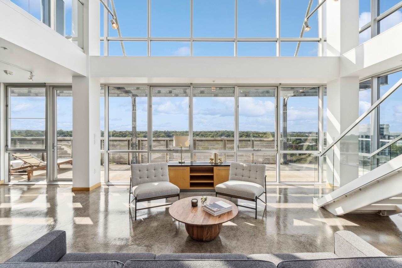 221 E College St Unit: No. 1208