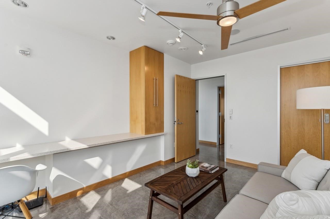 221 E College St Unit: No. 1208