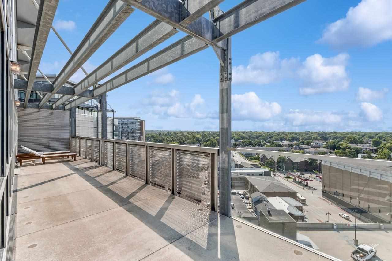 221 E College St Unit: No. 1208