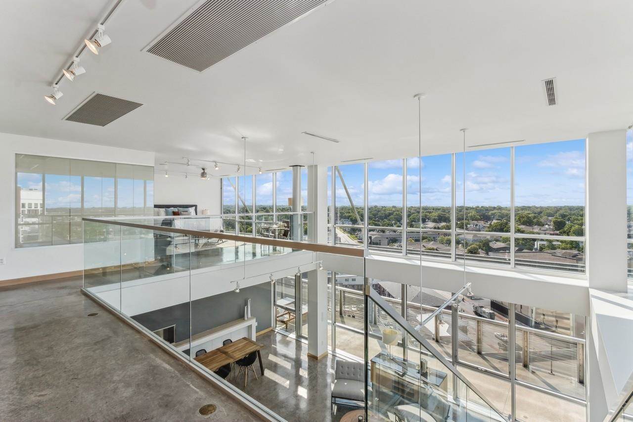 221 E College St Unit: No. 1208