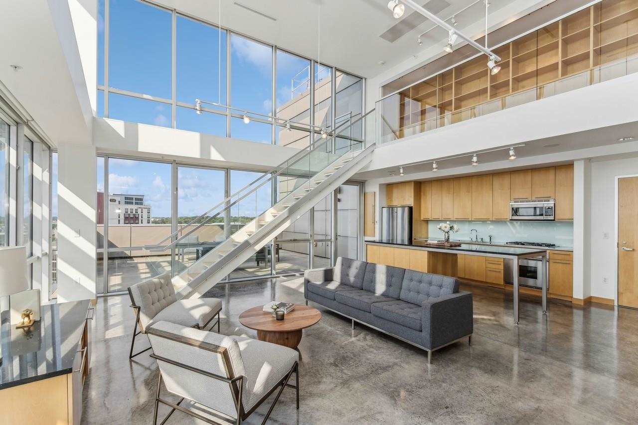 221 E College St Unit: No. 1208