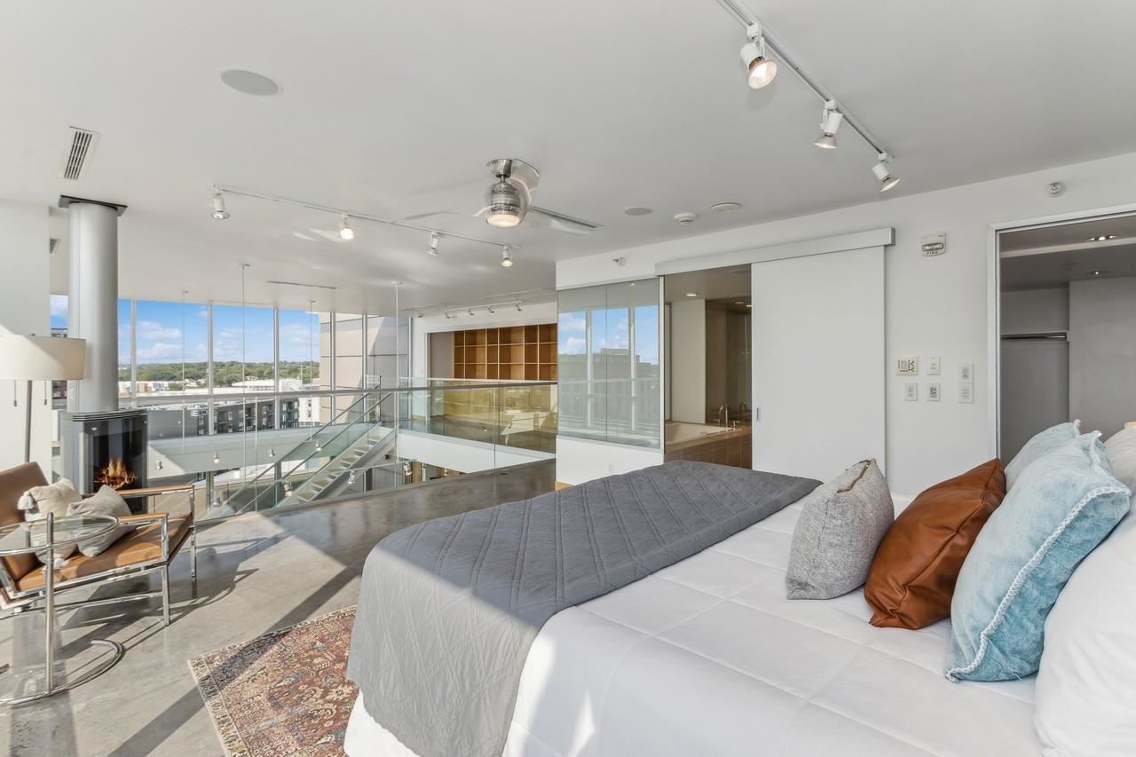 221 E College St Unit: No. 1208