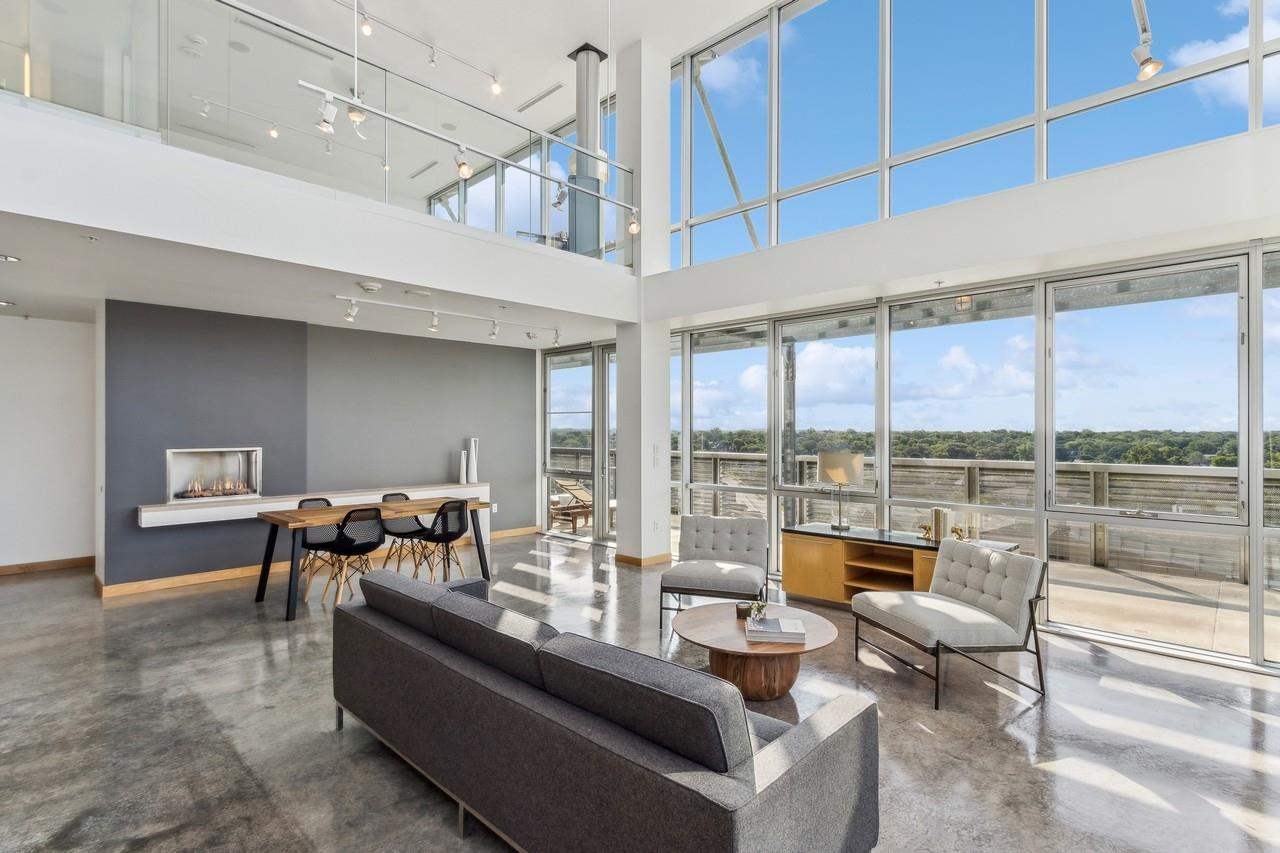 221 E College St Unit: No. 1208