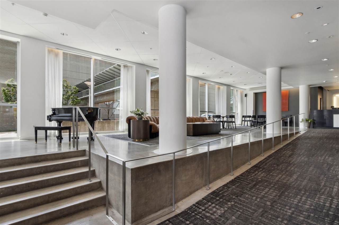 221 E College St Unit: No. 1208