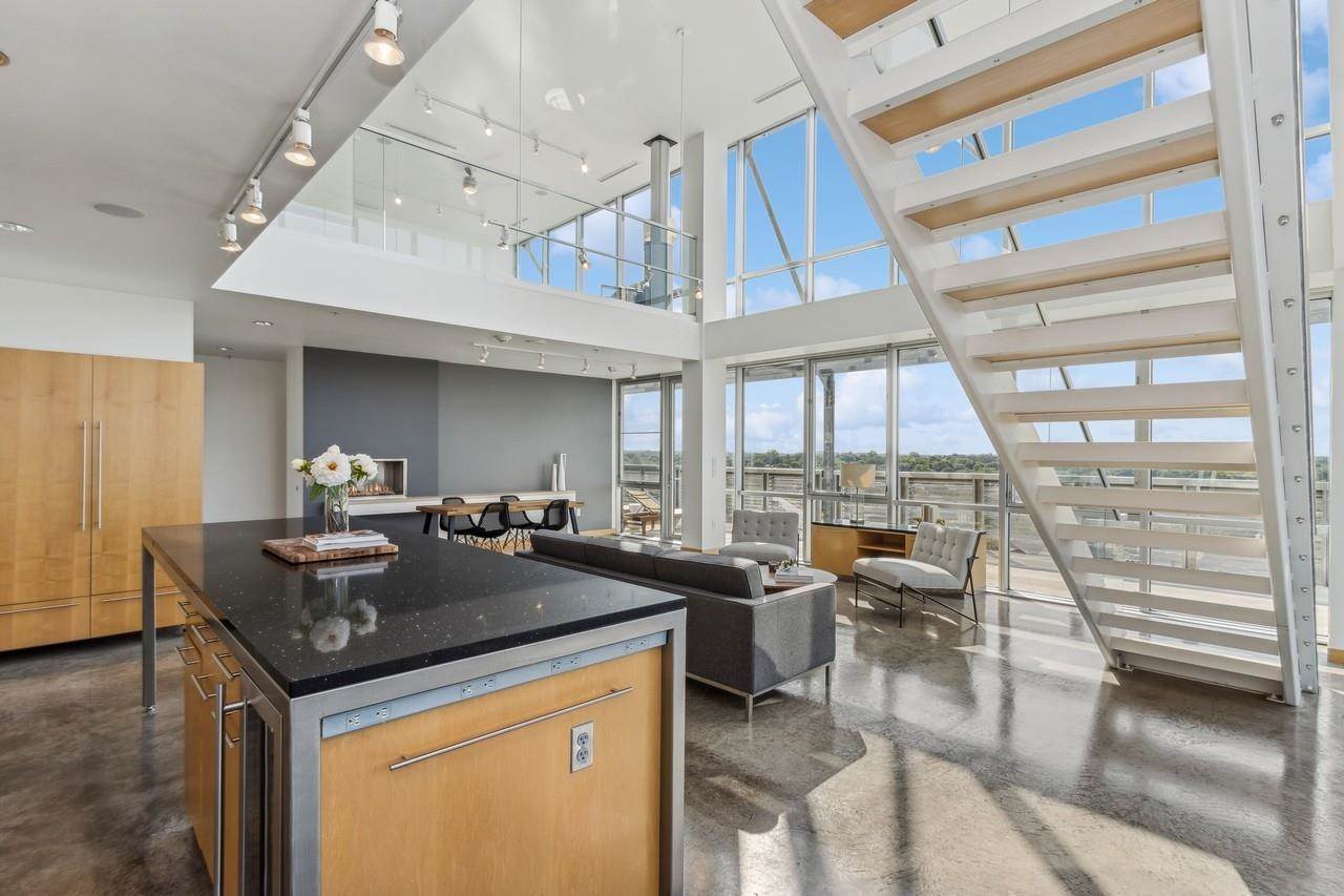 221 E College St Unit: No. 1208