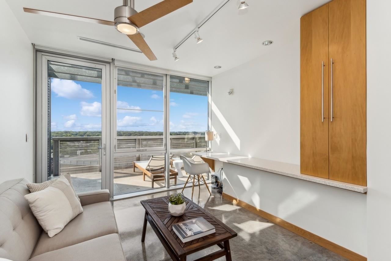 221 E College St Unit: No. 1208