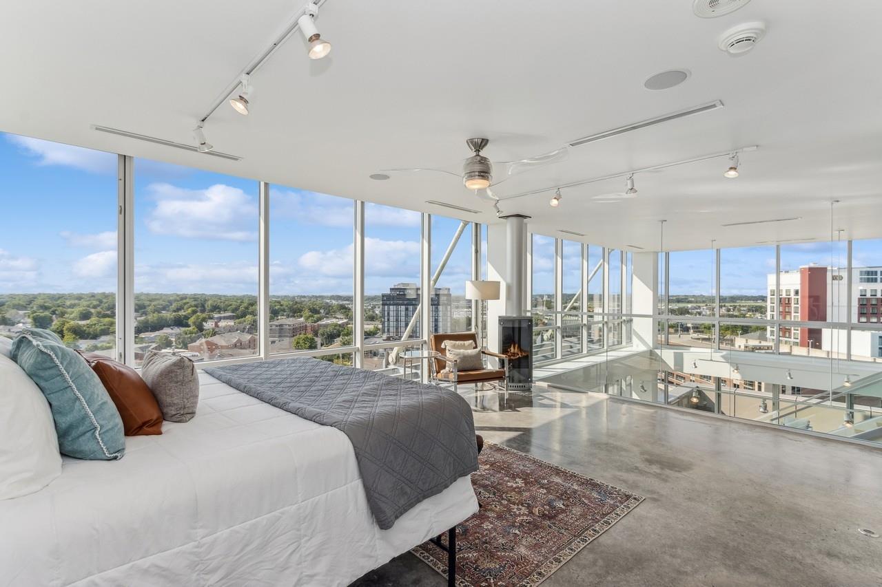 221 E College St Unit: No. 1208