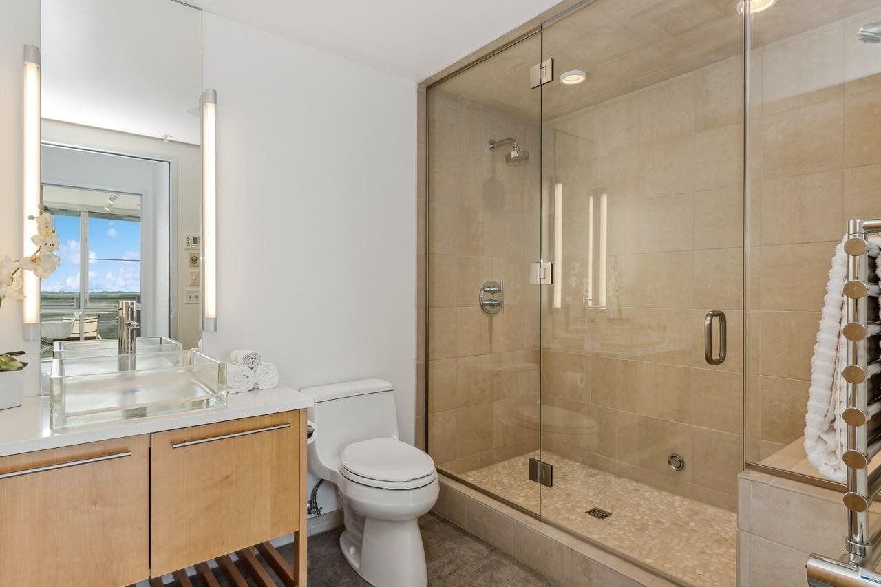 221 E College St Unit: No. 1208