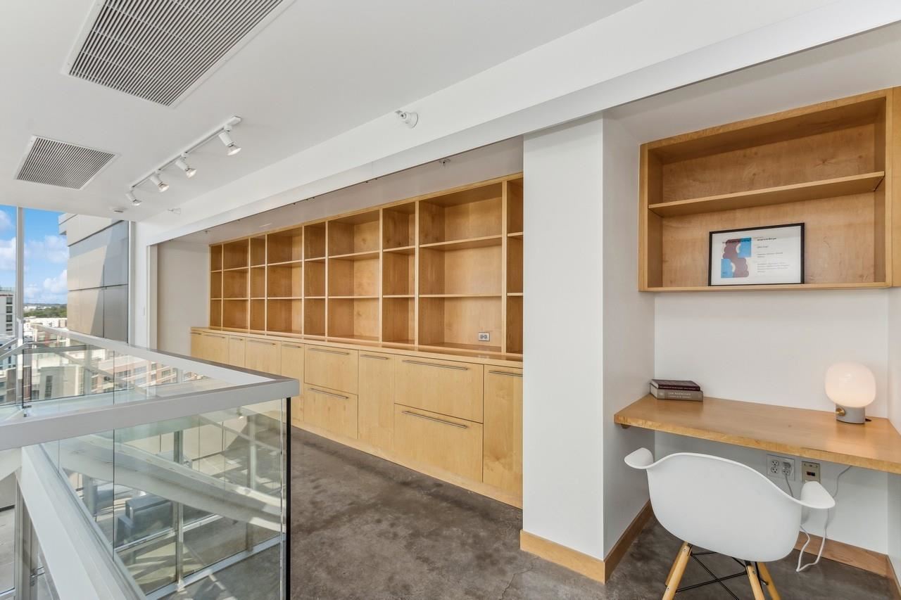 221 E College St Unit: No. 1208