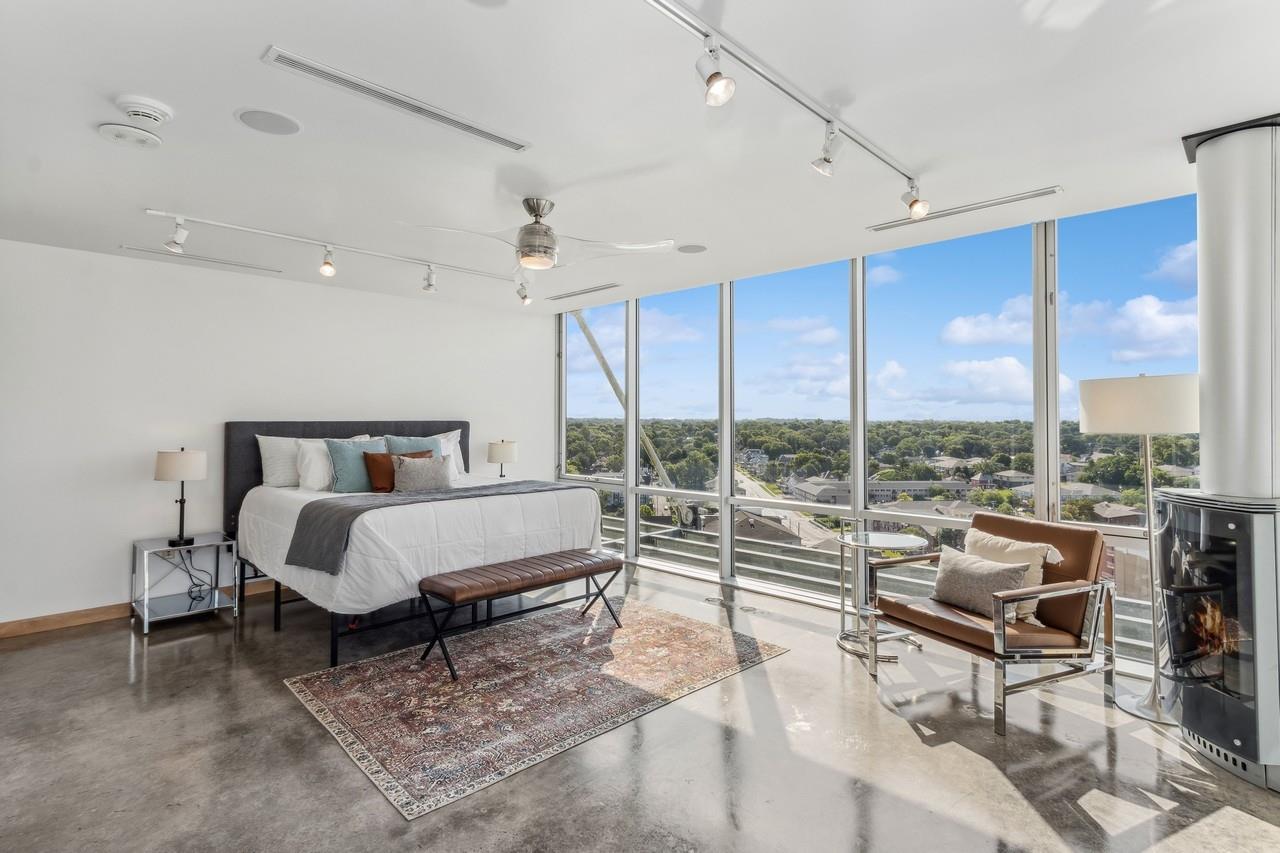 221 E College St Unit: No. 1208