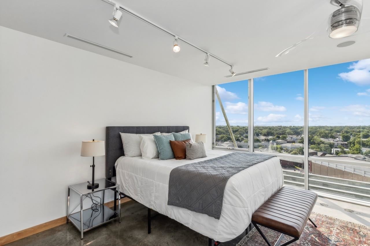 221 E College St Unit: No. 1208