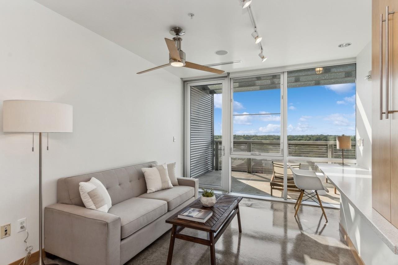 221 E College St Unit: No. 1208