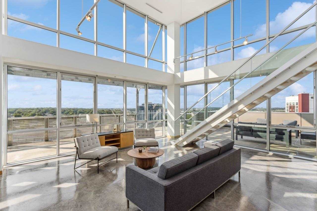 221 E College St Unit: No. 1208