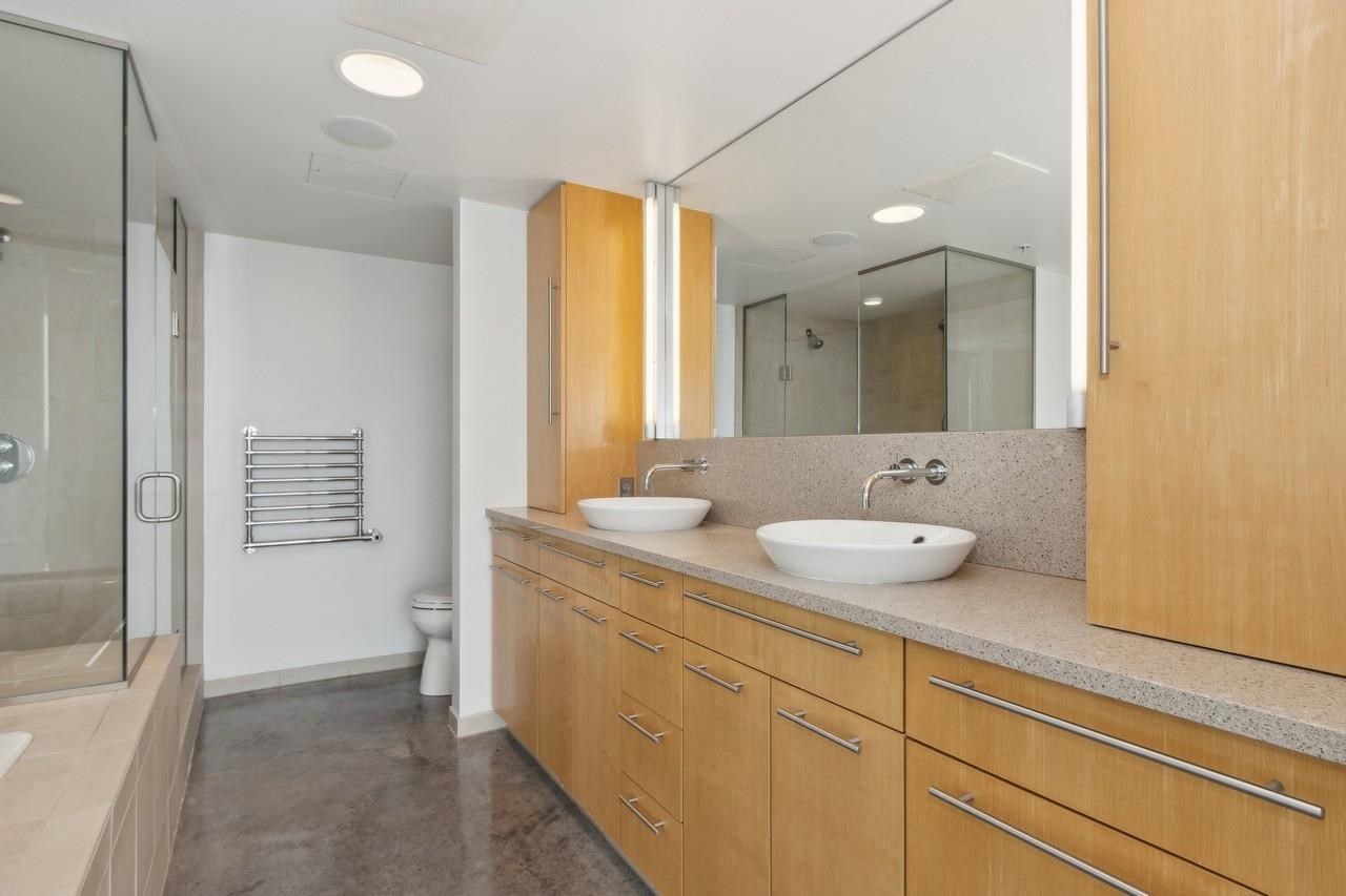 221 E College St Unit: No. 1208