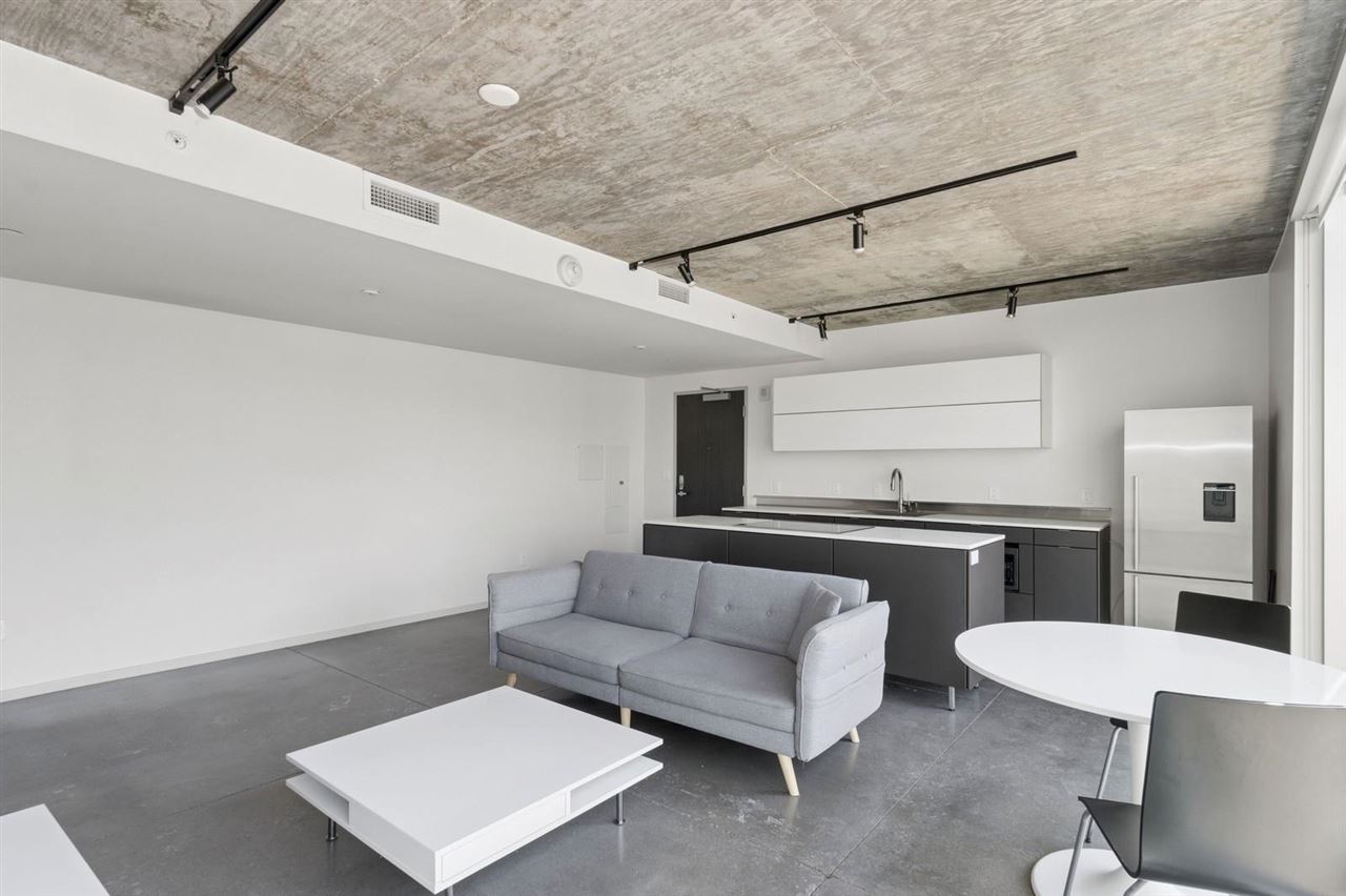 201 E Washington St Unit: No. 601