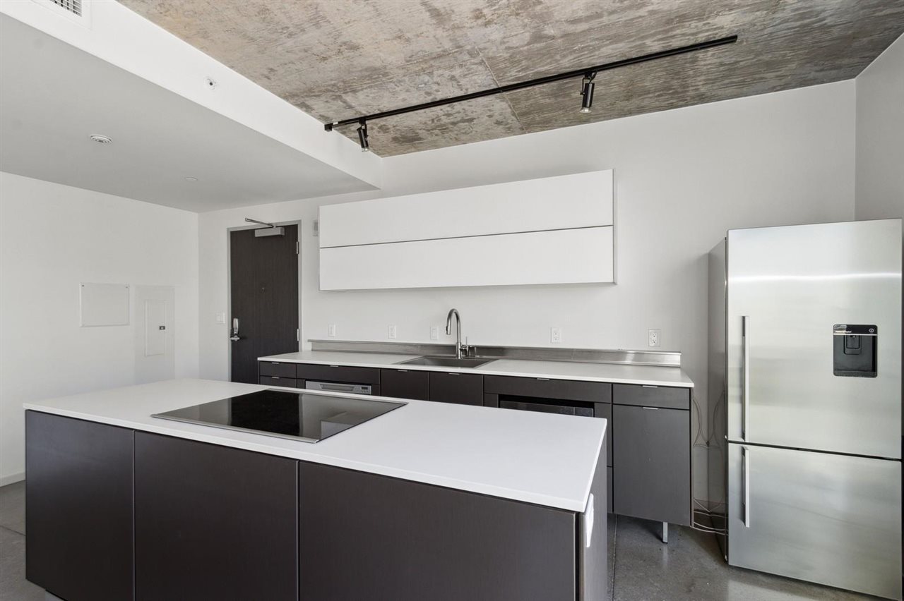 201 E Washington St Unit: No. 601