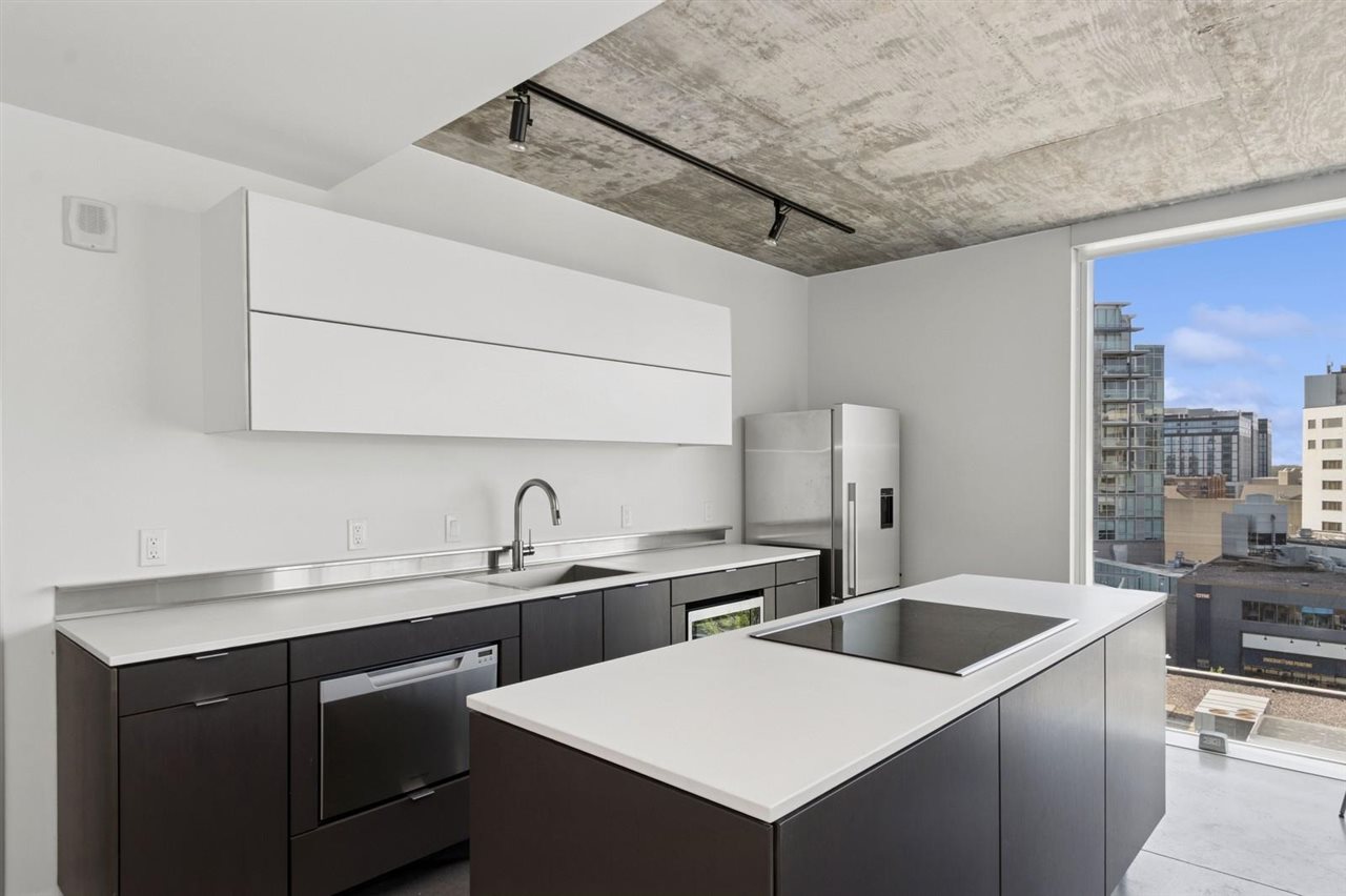 201 E Washington St Unit: No. 601
