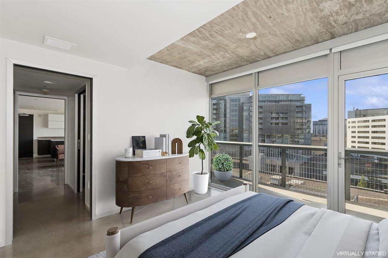 201 E Washington St Unit: No. 601