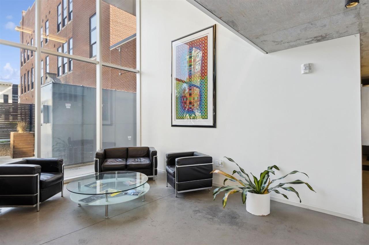 201 E Washington St Unit: No. 701