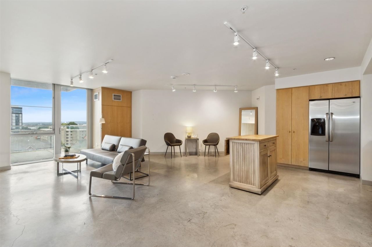 221 E College St Unit: No. 708