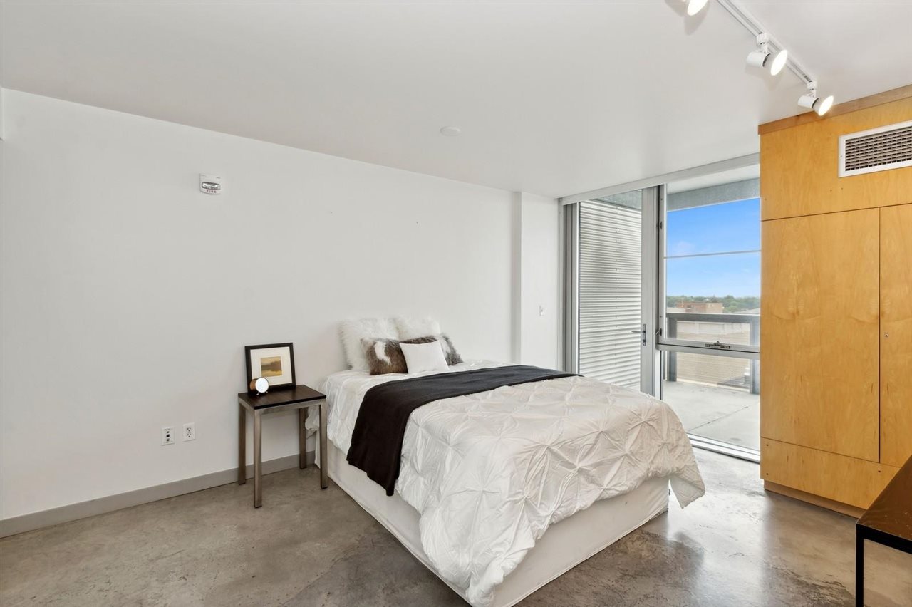 221 E College St Unit: No. 708