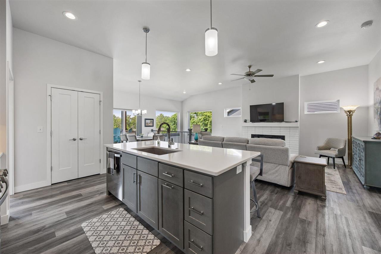 8 Pinnacle Ln