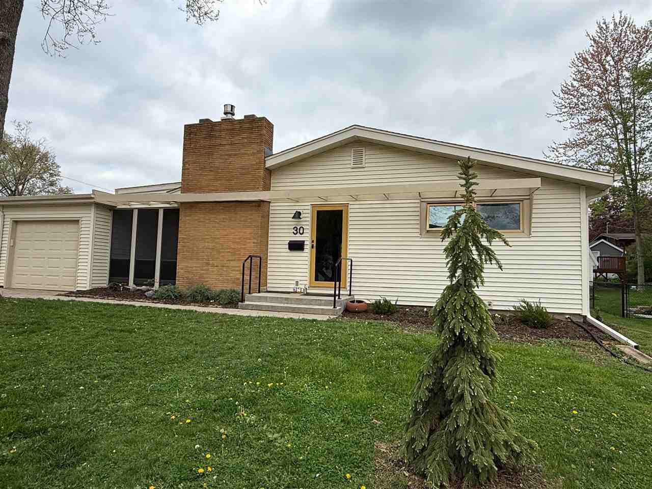 30 Montrose Ave