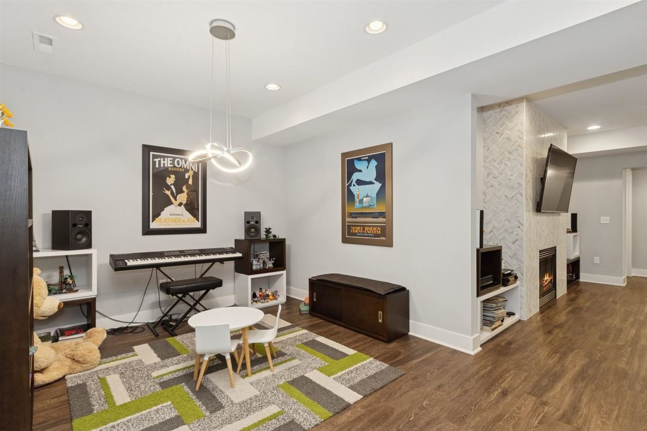 993 Ball St