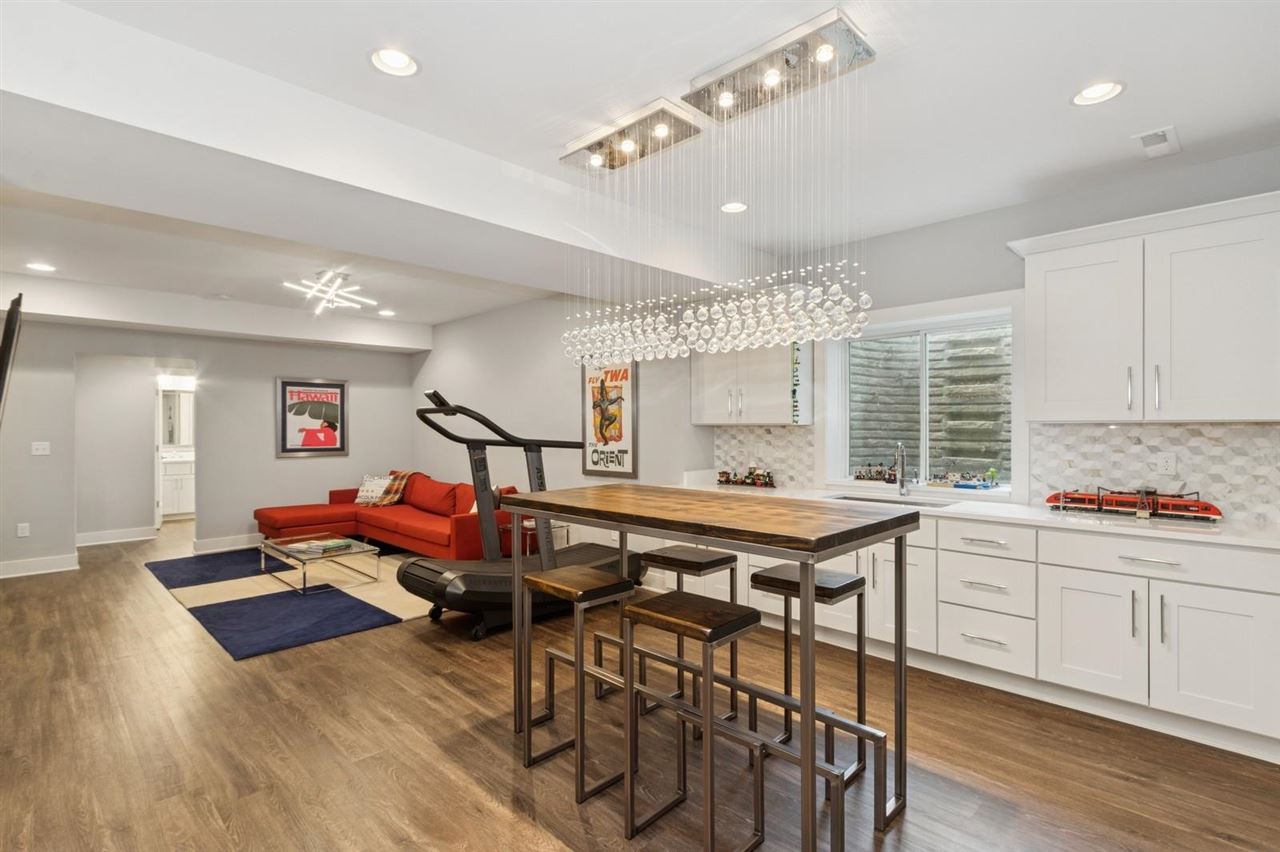 993 Ball St