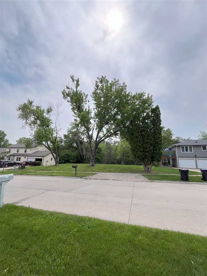1445 Valley View Dr