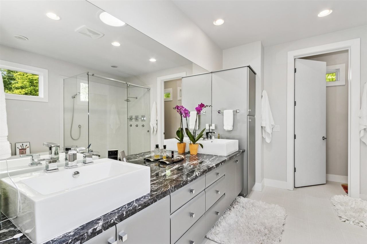 2000 Forest Hill Cir