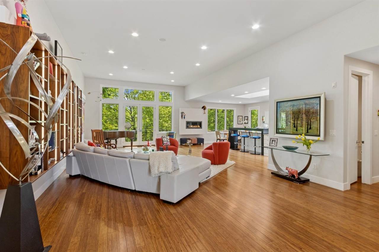 2000 Forest Hill Cir