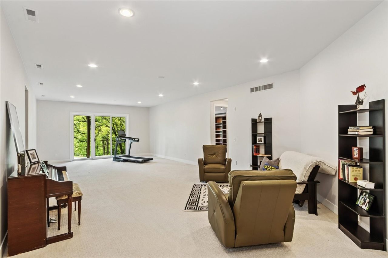2000 Forest Hill Cir