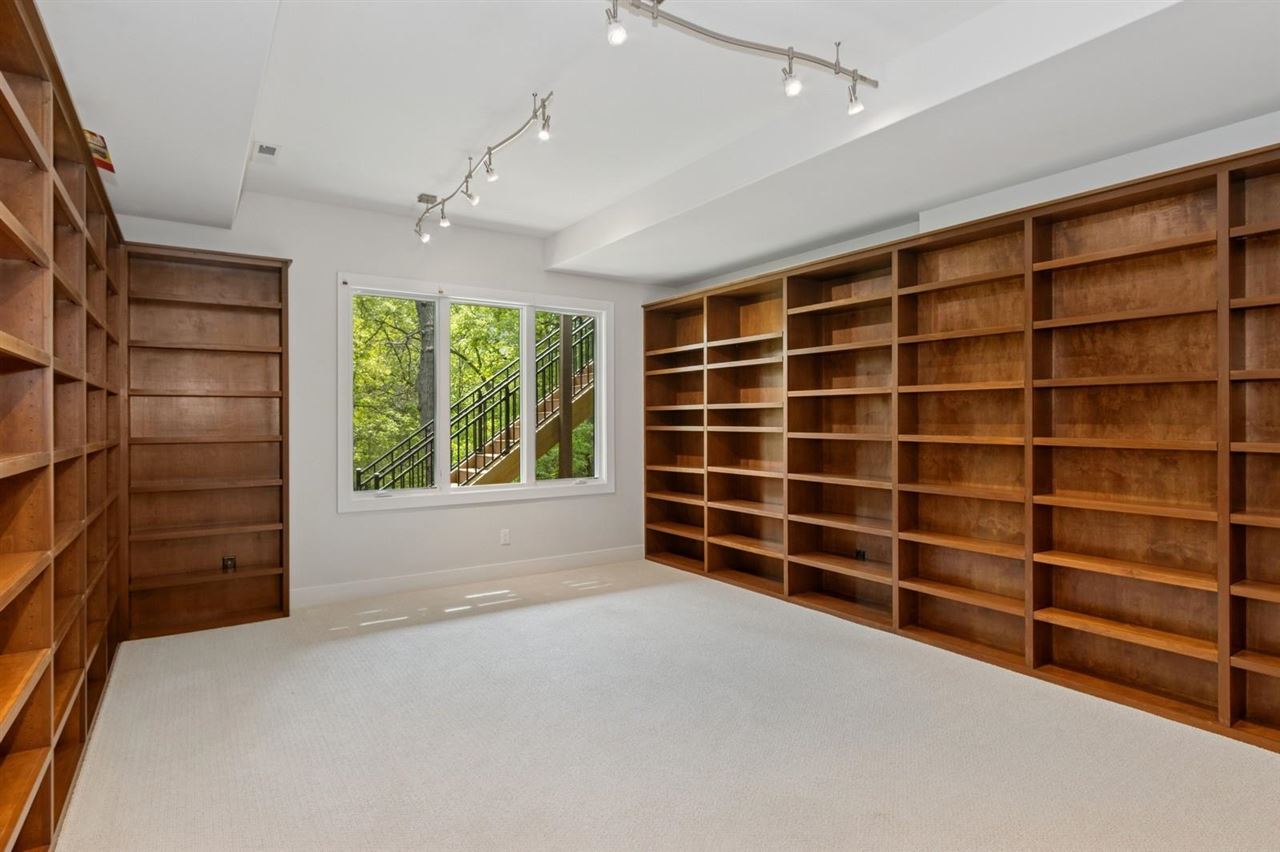 2000 Forest Hill Cir
