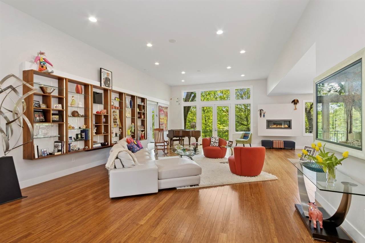 2000 Forest Hill Cir