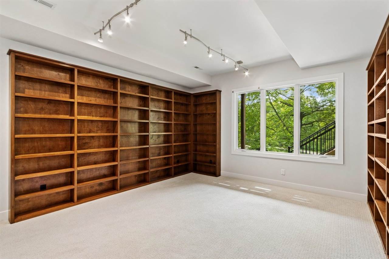 2000 Forest Hill Cir