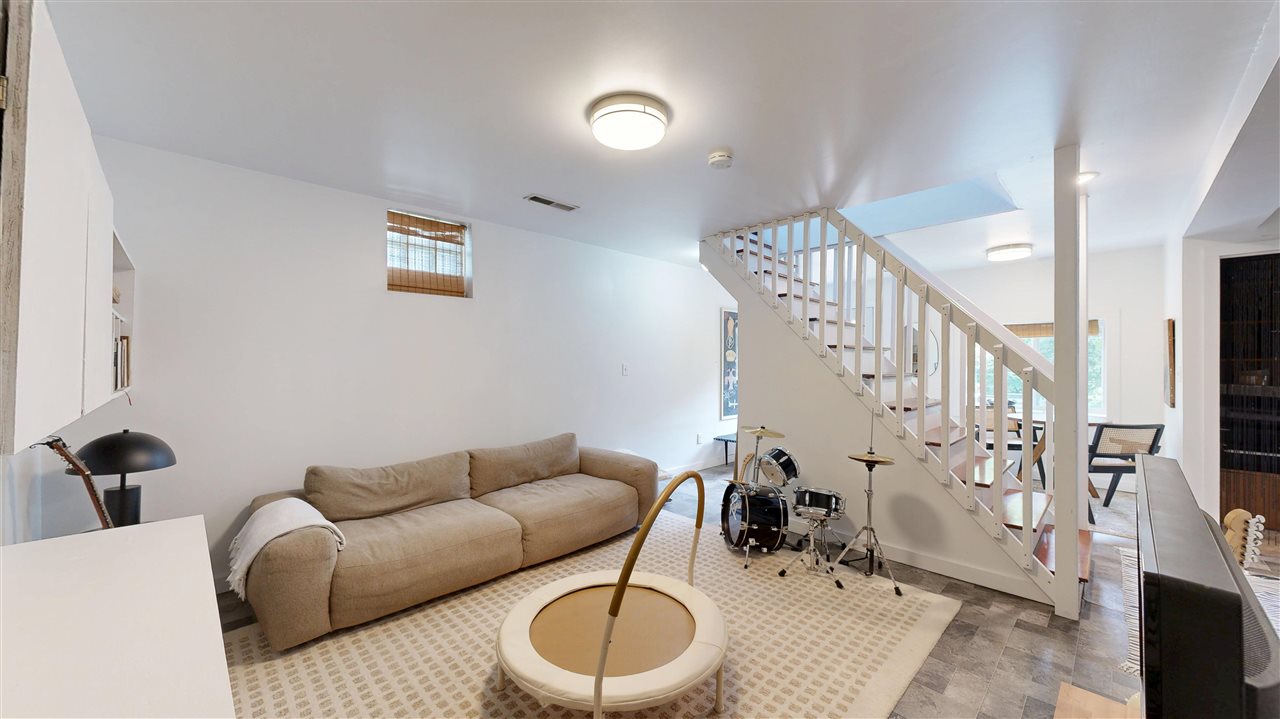 910 3rd Ave