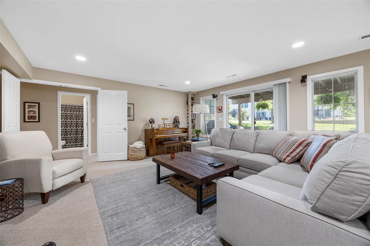 2700 Oakmont Ct