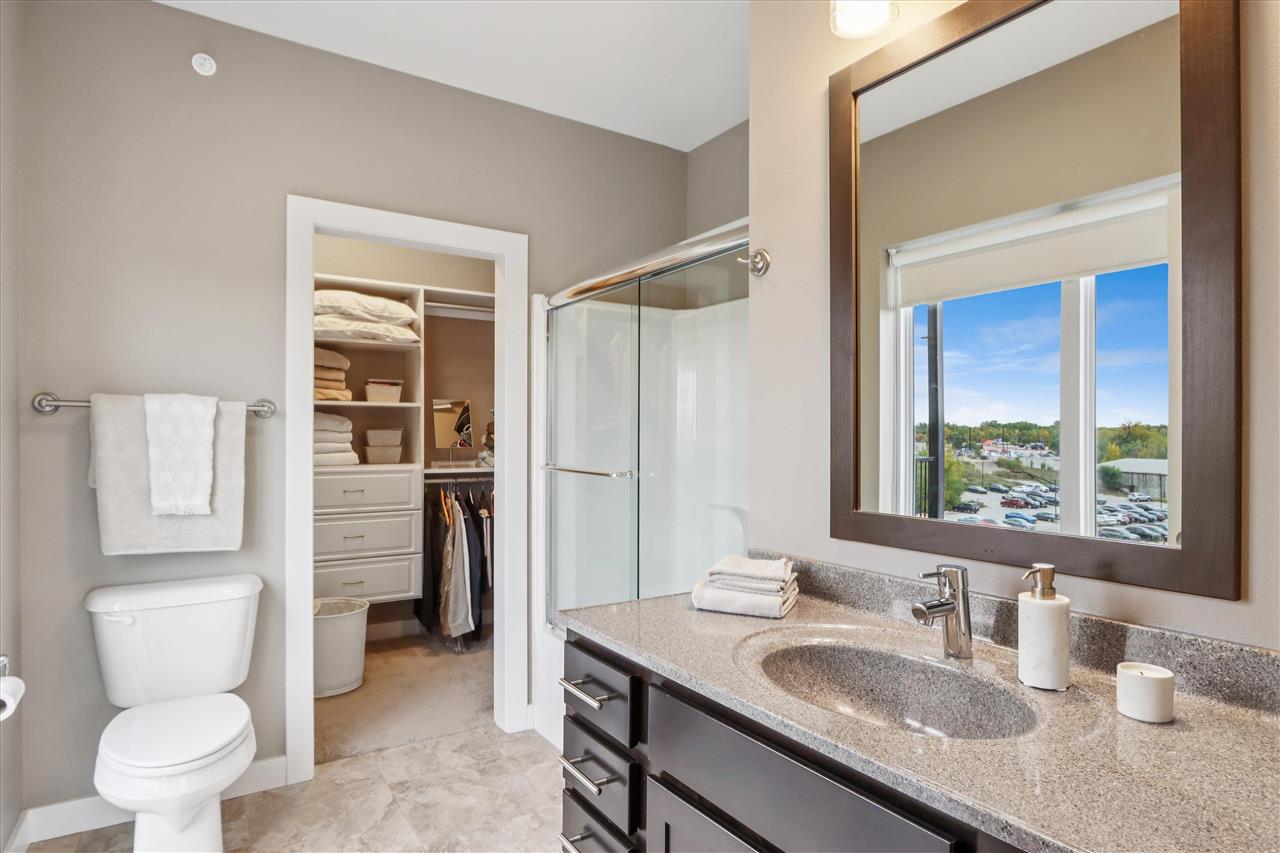 901 E 2nd Ave Unit: 202